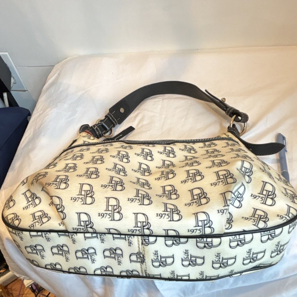 Dooney & Bourke White Black Logo Shoulder Bag with Zipper Key Holder - Picture 3 of 10